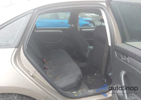 2015 Volkswagen Passat 1.8T S z USA, uszkodzony, nr VIN 1VWAT7A3XFC064306